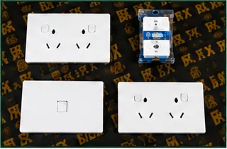 Gniazdka elektryczne w standardzie Australia: białe gniazda AS/NZS 3112 z przełącznikami, ujęcie z góry