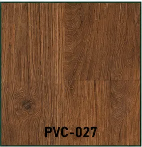 Próbka PVC-027 wykładziny PVC — poziome deski orzecha rustykalnego z sękami i ciepłym rysunkiem słojów